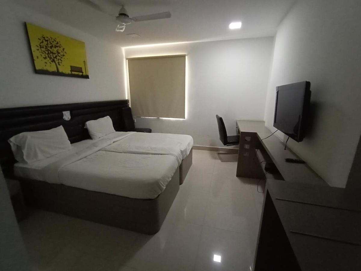 La Riviera Suites Hyderabad Exterior foto