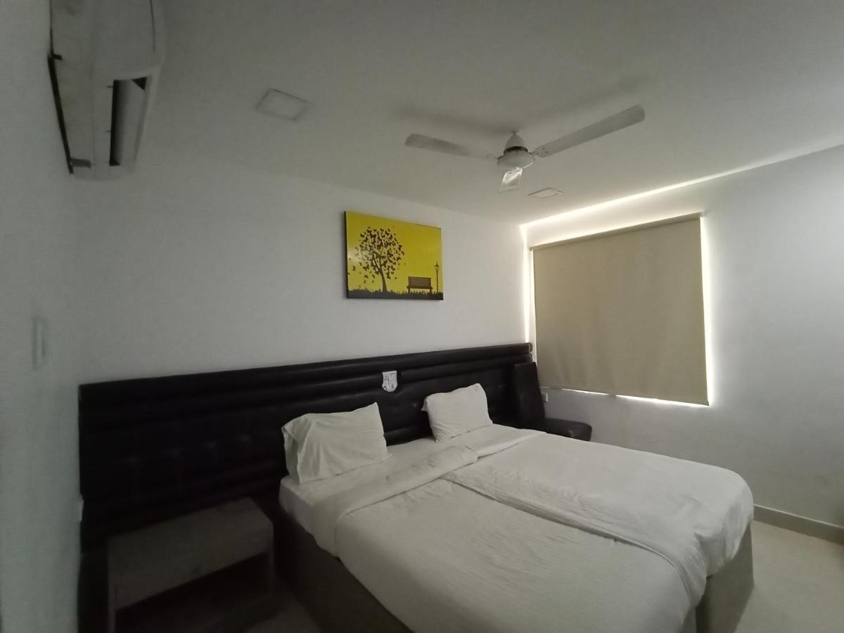 La Riviera Suites Hyderabad Exterior foto